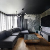 Nowoczesny salon zrealizowany przez Ardeko – narożna sofa, tapety Wallart i Elitis, zasłony Ridex, drewniane żaluzje z napędem Somfy, elegancka aranżacja w ciemnych tonacjach Nowoczesny salon zrealizowany przez Ardeko – narożna sofa, tapety Wallart i Elitis, zasłony Ridex, drewniane żaluzje z napędem Somfy, elegancka aranżacja w ciemnych tonacjach