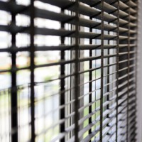 Nowoczesny salon zrealizowany przez Ardeko – narożna sofa, tapety Wallart i Elitis, zasłony Ridex, drewniane żaluzje z napędem Somfy, elegancka aranżacja w ciemnych tonacjach Nowoczesny salon zrealizowany przez Ardeko – narożna sofa, tapety Wallart i Elitis, zasłony Ridex, drewniane żaluzje z napędem Somfy, elegancka aranżacja w ciemnych tonacjach