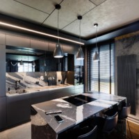 Nowoczesny salon zrealizowany przez Ardeko – narożna sofa, tapety Wallart i Elitis, zasłony Ridex, drewniane żaluzje z napędem Somfy, elegancka aranżacja w ciemnych tonacjach Nowoczesny salon zrealizowany przez Ardeko – narożna sofa, tapety Wallart i Elitis, zasłony Ridex, drewniane żaluzje z napędem Somfy, elegancka aranżacja w ciemnych tonacjach