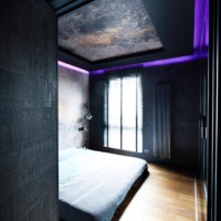 Nowoczesny salon zrealizowany przez Ardeko – narożna sofa, tapety Wallart i Elitis, zasłony Ridex, drewniane żaluzje z napędem Somfy, elegancka aranżacja w ciemnych tonacjach Nowoczesny salon zrealizowany przez Ardeko – narożna sofa, tapety Wallart i Elitis, zasłony Ridex, drewniane żaluzje z napędem Somfy, elegancka aranżacja w ciemnych tonacjach