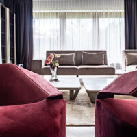 Klasyczne karnisze? Tak, ale z elektrycznym napędem Somfy 💡
Do tego tkaniny Zimmer + Rohde, dywany Toulemonde Bochart i rolety rzymskie w oknach dachowych z tkanin Casamance. Ardeko dekoracje wnętrz. Realizacja w podwarszawskiej rezydencji.