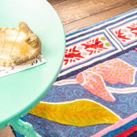 Złota elegancja z technologicznym twistem
W tej realizacji klasyka spotyka nowoczesność. Głównym elementem dekoracyjnym są złote, stylowe karnisze, które – choć wyglądają tradycyjnie – kryją w sobie nowoczesne napędy elektryczne Somfy Moove-Light, zaprojektowane i wdrożone przez nasz zespół Ardeko. To połączenie estetyki z funkcjonalnością, które zachwyca zarówno wizualnie, jak i technologicznie.
Całość aranżacji dopełniają markowe tkaniny Zimmer + Rohde, które wprowadzają do wnętrza subtelną elegancję i najwyższą jakość. Na podłogach znalazły się luksusowe dywany Toulemonde Bochart oraz Serge Lesage, a także dywany outdoor marki Rols, idealne do przestrzeni zewnętrznych i tarasów.
Na szczególną uwagę zasługują również rolety rzymskie w oknach dachowych – nietypowe rozwiązanie, które wymagało indywidualnego podejścia. Zastosowaliśmy tu tkaniny marki Casamance, które doskonale komponują się z całością projektu. Ardeko dekoracje wnętrz. Realizacja w podwarszawskiej rezydencji.