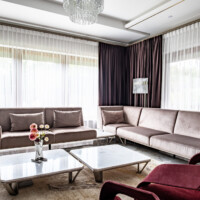 Klasyczne karnisze? Tak, ale z elektrycznym napędem Somfy 💡
Do tego tkaniny Zimmer + Rohde, dywany Toulemonde Bochart i rolety rzymskie w oknach dachowych z tkanin Casamance. Ardeko dekoracje wnętrz. Realizacja w podwarszawskiej rezydencji.