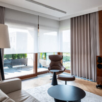 Nasze rolety elektryczne w warszawskim apartamencie, profesjonalnie zamontowane przez Ardeko, w eleganckim salonie z widokiem na miasto, Warszawa, 2023