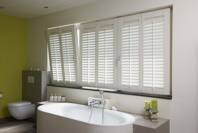 jasno_shutters_wit_badkamer_draaikiepramen_2